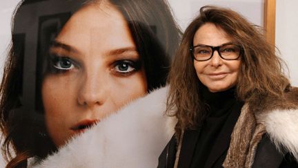 Bettina Rheims devant un de ses portraits à la MEP (2 février 2016)
 (Ginies / SIPA)