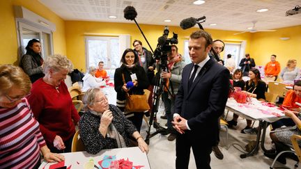 Emmanuel Macron en visite dans un Ehpad à Bourg-de-Péage (Drôme), le 24 janvier 2019.&nbsp; (EMMANUEL FOUDROT / AFP)