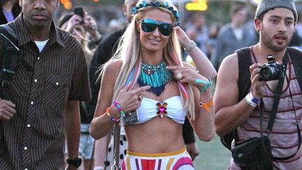 Grosse tendance &agrave; Coachella cette ann&eacute;e, le style hippie bourr&eacute; de thunes. Paris Hilton en &eacute;tait la grande pr&ecirc;tresse. (WENN / SIPA)