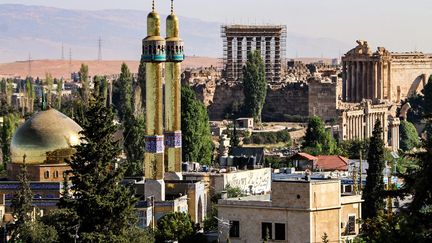 Une vue de Baalbeck, avec la mosquée de Sayyida Khawla bint al-Hussein (G),  les colonnes du temple romain de Jupiter (C) et le temple de Bacchus (D) (2019). (- / AFP)