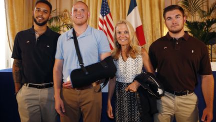 De gauche &agrave; droite, les trois Am&eacute;ricains&nbsp;Anthony Sadler, Spencer Stone et&nbsp;Alek Skarlatos, accompagn&eacute;s par l'ambassadrice am&eacute;ricaine en France&nbsp;Jane Hartley, &agrave; l'ambassade am&eacute;ricaine &agrave; Paris le 23 ao&ucirc;t 2015.&nbsp; (THOMAS SAMSON / AFP)