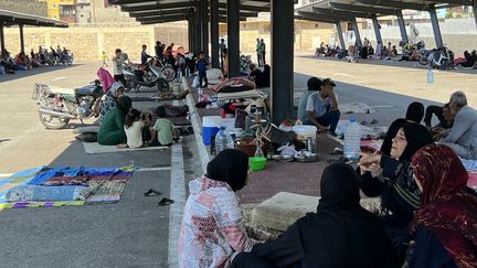 People who fled their homes in southern Lebanon, taking refuge in a parking lot in the city of Sidon (Lebanon), September 29, 2024. (MAHMOUD ZAYYAT / AFP)