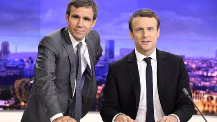 David Pujadas et Emmanuel Macron, le 25 avril 2017 sur le plateau du journal de 20 heures de France 2. (LIONEL BONAVENTURE / AFP)