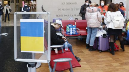 Le point d'accueil des réfugiés ukrainiens en gare de l'Est à Paris, le 10 mars 2022. (S?BASTIEN MUYLAERT / MAXPPP)