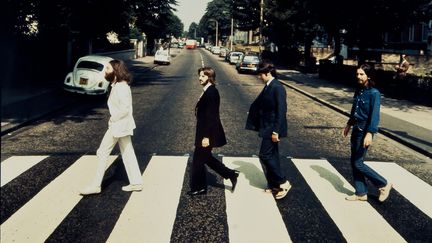 Une photo in&eacute;dite des Beatles traversant le passage pi&eacute;ton d'Abbey Road va &ecirc;tre mise aux ench&egrave;res, vendredi 18 mai 2012, &agrave; Londres. (IAN MACMILLAN)