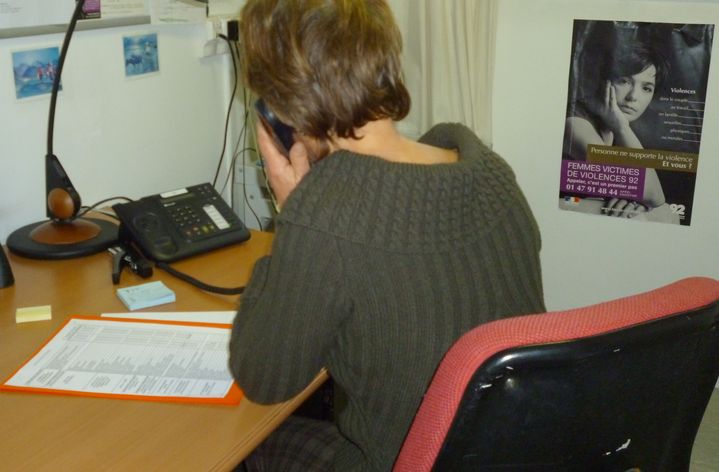 Evelyne r&eacute;pond au num&eacute;ro d'&eacute;coute d&eacute;partemental dans les locaux de l'Escale, &agrave; Gennevilliers (Hauts-de-Seine),&nbsp;le 26 novembre 2013. (JEROMINE SANTO GAMMAIRE / FRANCETV INFO )