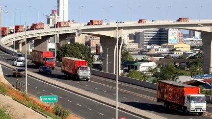 Peuplée de quelque deux millions d'habitants, Maputo est un des grands ports de la côte Est de l'Afrique. La ville est située à 77 km de l'Afrique du Sud. Sa position génère un important trafic commercial avec le nord de l'Afrique du Sud.  (ROBERTO MATCHISSA / AFP)