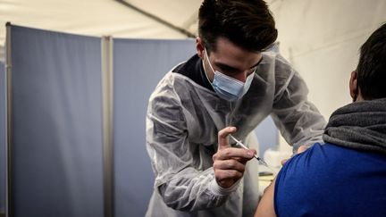 Dans un centre de vaccination à Lyon, le 27 ovembre 2021. (JEFF PACHOUD / AFP)