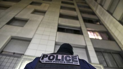 Photo d'illustration d'un policier au pied d'un immeuble dans le quartier Fontaine d'Ouche, à Dijon (Côte d'Or), le 10 janvier 2023. (EMMA BUONCRISTIANI / LE BIEN PUBLIC / MAXPPP)