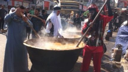 Le 14 novembre, qui commémore la mort de l'imam Hussein en 680, est férié. Les fidèles préparent et distribuent gratuitement de la soupe aux haricots, du riz, de viande et du thé. (FTV/Stéphane Dubun)