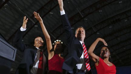 Le nouveau maire d&eacute;mocrate de New York, Bill de Blasio envoie des baisers &agrave; la foule, entour&eacute; de son &eacute;pouse&nbsp;Chirlane McCray (D) et de ses enfants Chiara et Dante, le 5 novembre 2013. (SHANNON STAPLETON / REUTERS)