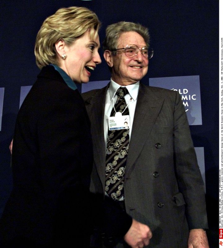 George Soros et Hillary Clinton au Forum économique mondial, à New York, le 3 février 2002. (JEFF CHRISTENSEN / AP / SIPA)