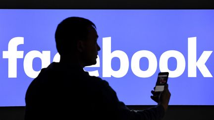 Le groupe Facebook a reconnu que les mots de passe de centaines de millions d'utilisateurs&nbsp;avaient été stockés en clair sur ses serveurs.&nbsp; (CARSTEN REHDER / DPA / AFP)