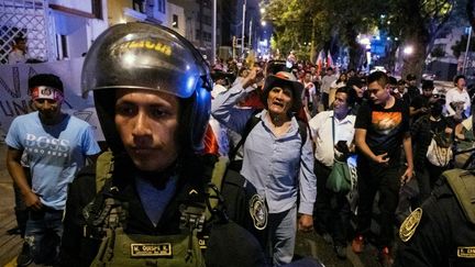 Une manifestation dans un quartier résidentiel de Lima, au Pérou, pour demander la démission de la présidente Dina Boluarte, le 15 janvier 2023. (CRIS BOURONCLE / AFP)