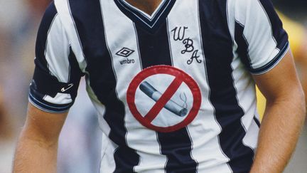 Le maillot de l'équipe anglaise de West Bromwich Albion lors d'un match sur le terrain de Watford (Royaume-Uni), en août 1985. (GETTY IMAGES / HULTON ARCHIVE)