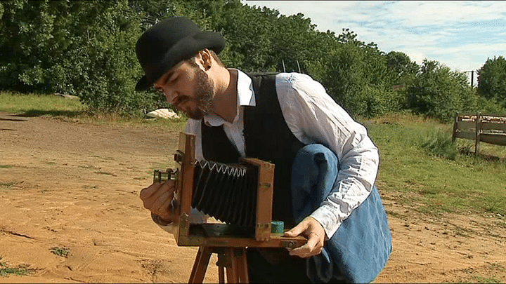 Charlie Ambrose, le fils d'Achdé se charge des prises de vues de Carchet City avec du matériel d'éqoque
 (France 3 / Culturebox)