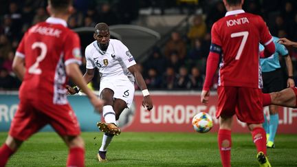 Paul Pogba face aux joueurs moldaves, vendredi 22 mars à Chisinau.&nbsp; (FRANCK FIFE / AFP)