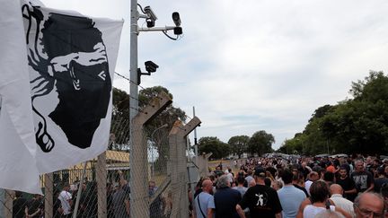 Les gens se rassemblent en dehors de la gendarmerie de Borgo en soutien à deux personnes de Sisco, en garde à vue, le 17 Août &nbsp;2016&nbsp; (PASCAL POCHARD-CASABIANCA / AFP)