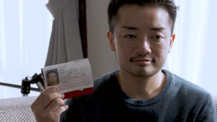 Les papiers d'identité de&nbsp;Fumino Sugiyama&nbsp;mentionnent son sexe de naissance, féminin, malgré son apparence masculine.&nbsp; (France 24)