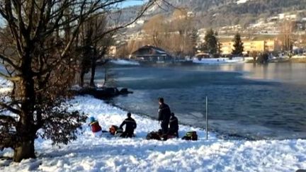 Capture d'&eacute;cran des secouristes au bord du lac de Thyez, en Haute-Savoie, le 9 f&eacute;vrier 2015, o&ugrave; deux adolescents sont morts noy&eacute;s. ( FRANCE 3)