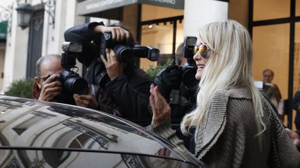 Laeticia Hallyday à la sortie d'un rendez-vous avec son avocat, avenue Montaigne à Paris, le 9 octobre 2018. (MEHDI TAAMALLAH / NURPHOTO / AFP)