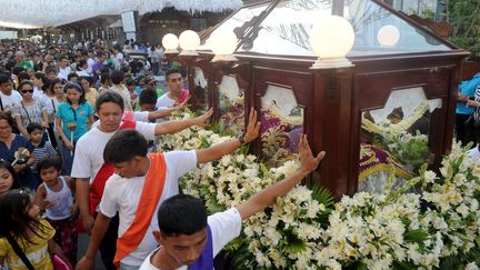 Une ic&ocirc;ne religieuse est port&eacute;e par des fid&egrave;les catholiques lors de la procession du "saint enterrement" &agrave; Manille, aux Philippines, le vendredi 3 avril 2015. (JAY DIRECTO / AFP)