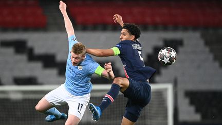 Marquinhos et Kevin De Bruyne au duel lors de la demi-finale aller de Ligue des champions. (ANNE-CHRISTINE POUJOULAT / AFP)