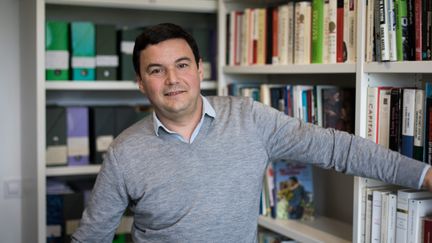 L'économiste Thomas Piketty dans son bureau parisien en mai 2018 (CONSTANT FORME BECHERAT / HANS LUCAS / AFP)