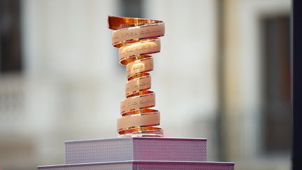 Le trophée du Giro lors de la 104e édition de la course, le 17 mai 2021. (LORENZO DI COLA / NURPHOTO / AFP)