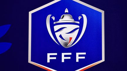 Le logo de la fédération française de football (FFF) affiché dans le stade du Petit-Quevilly (Seine-Ma (SAMEER AL-DOUMY / AFP)