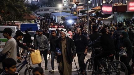 Des habitants de la bande de Gaza préparent des tentes autour de l'hôpital Nasser à Khan Yunès, alors que les combats font rage dans la ville, le 6 décembre 2023. (ABED ZAGOUT / ANADOLU / AFP)