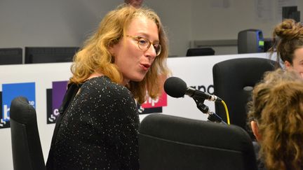 Au micro de franceinfo junior, Delphine Gotchaux, journaliste spécialiste des questions de justice, a raconté son métier à des collégiens (une émission en partenariat avec le magazine et site 1jour1actu). (Estelle Faure / FRANCEINFO)