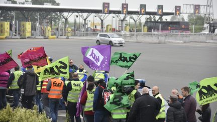 Des opposants à la loi Travail organisent une opération péage gratuit à Hordain (Nord), le 2 juin 2016. (MAXPPP)