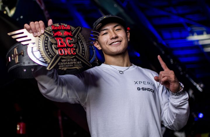 Le jeune B-Boy japonais Shigekix, 18 ans, a remporté la finale de breaking RedBull BC One à Salzbourg (Autriche), le 28 novembre 2020. (LITTLE SHAO / RED BULL CONTENT POOL / AFP)