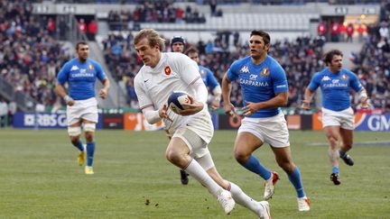 Aur&eacute;lien Rougerie marque l'essai face &agrave; l'Italie le 4 f&eacute;vrier au stade de France (Paris). (THOMAS SAMSON / AFP)