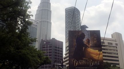 Une affiche de "La Belle et la Bête" à Kuala Lumpur, le 14 mars. (ANGIE TEO/REUTERS)