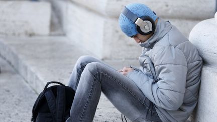 Un jeune en train d'écouter de la musique. Deux jeunes sur trois de 16 à 35 ans souffrent régulièrement d'un sentiment de solitude. (Photo d'illustration)
 (FRED DE NOYELLE / GODONG)