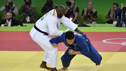 Teddy Riner décroche l'or en +100kg (JEFF PACHOUD / AFP)