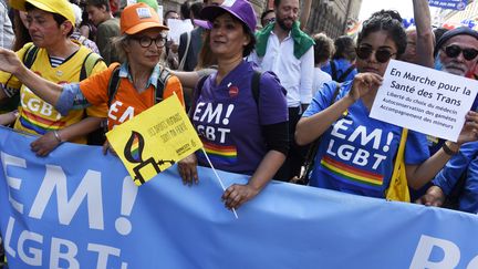 La présence d'un groupe "LGBT-En Marche!" à Paris a suscité, samedi 24 juin 2017, une certaine controverse. Certains&nbsp;militants se sont indignés&nbsp;du contraste entre la présence de ce groupe et d'anciennes prises de position hostiles au mariage gay de certains membres du gouvernement. (JOHN VAN HASSELT / CORBIS NEWS)