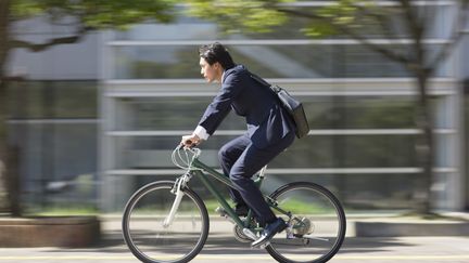 Homme à vélo. (BLOOM IMAGE / BLOOMIMAGE RF / GETTY IMAGES)