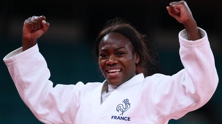 La judoka française Clarisse Agbégnénou célèbre sa victoire en finale des moins de 63 kilos aux Jeux olympiques de Tokyo, le mardi 27 juillet. (FRANCK FIFE / AFP)