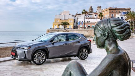 Plaisante à regarder, la Lexus UX 250h associe l'aérodynamisme à une élégance racée. (LEXUS pour FRANCE INFO)