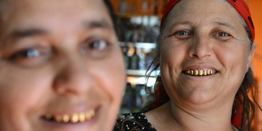 Sourires de femmes de la communauté rom d'Ukraine, arborant avec fierté leurs dents en or le 8 septembre 2013 dans le village de Vynogradiv en Transcarpatie (ouest du pays). La coutume des dents en or est fréquente dans des pays d'Asie centrale comme l'Ouzbékistan ou le Turkménistan: «Un signe extérieur de richesse et de fierté», explique Courrier International. (AFP - Yuriv Dyachyshyn)