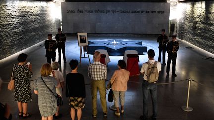 Les cerceuils de Simone Veil et de son mari Antoine, sont exposés jusqu'au samedi 30 juin au Mémorial de la Shoah.&nbsp; (STEPHANE DE SAKUTIN / AFP)