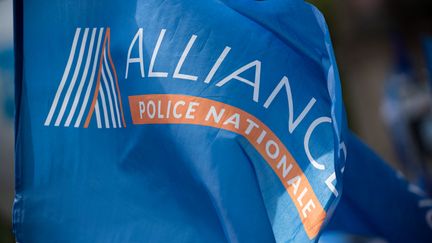 Un drapeau du syndicat de police Alliance lors d'une manifestation de policiers à Paris le 2 mai 2022. (SAMUEL BOIVIN / NURPHOTO / AFP)