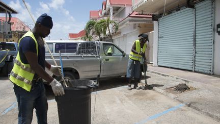 A Marigot, sur l'île de Saint-Martin, le nettoyage des rues est essentiel pour éviter la prolifération d'épidémies. (HELENE VALENZUELA / AFP)