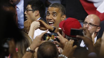 Le pr&eacute;sident am&eacute;ricain Barack Obama salue ses supporters apr&egrave;s son discours de campagne &agrave; l'universit&eacute; de Kent (Ohio), le 26 septembre 2012. (DAVID MAXWELL / EPA / MAXPPP)