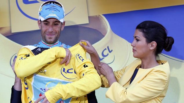 &nbsp; (Vincenzo Nibali enfile son maillot jaune, qu'il espère emmener à Paris © MAXPPP)