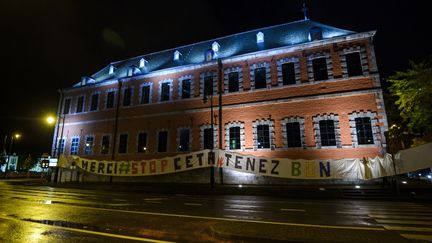 Banderole contre le CETA sur le Parlement à Namur, le 18 octobre 2016. (NICOLAS LAMBERT / BELGA)