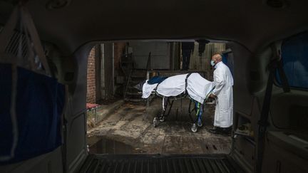 Un transporteur des services de crémation du Maryland transporte la dépouille d'une victime du Covid-19 depuis la morgue de l'hôpital de Baltimore, le 24 décembre 2020. (ANDREW CABALLERO-REYNOLDS / AFP)